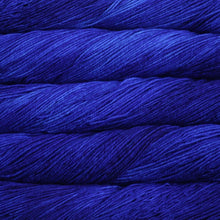 Load image into Gallery viewer, superwash merino hand dyed yarn for knitting
