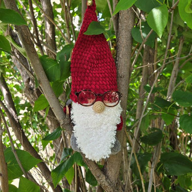 amigurumi gnome wearing glasses
