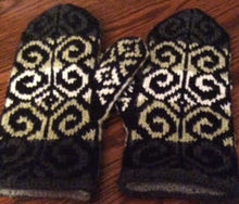 Load image into Gallery viewer, Fiddlehead Mittens
